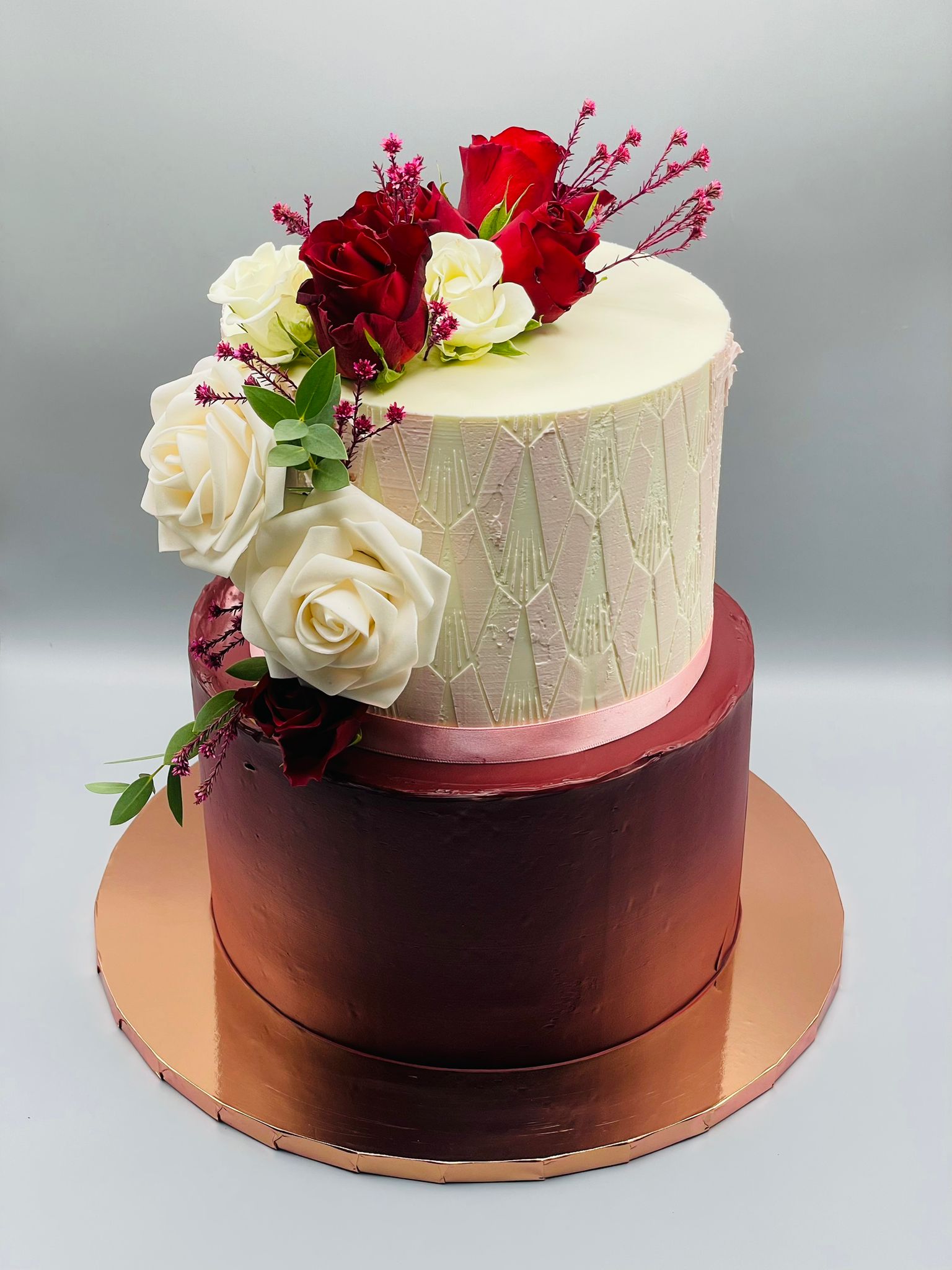 Elegant One-Tier Cake with Red Roses & Delicate Accents