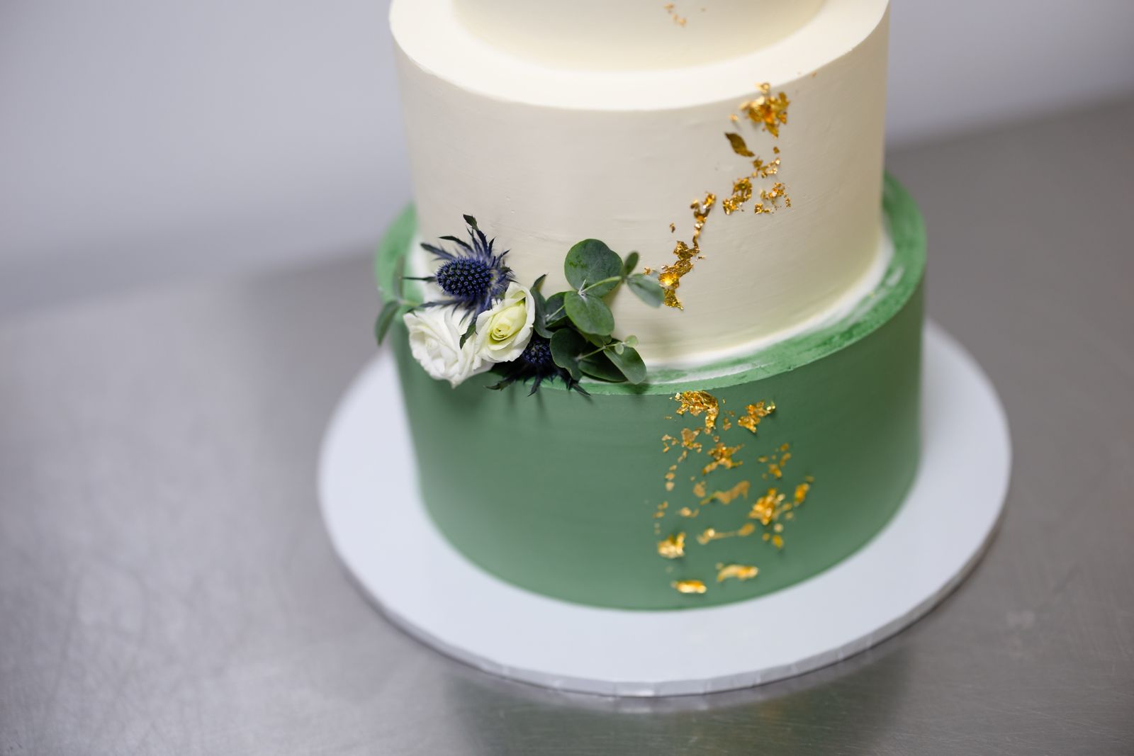 Elegant Three-Tier Cake with Gold Accents & Natural Flowers - Image 2