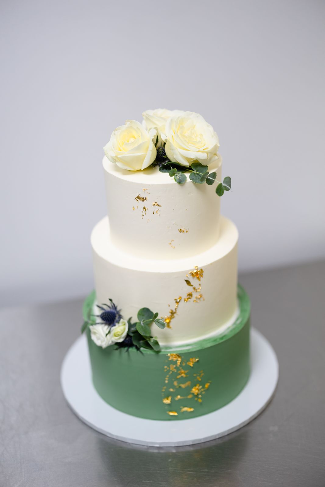 Elegant Three-Tier Cake with Gold Accents & Natural Flowers - Image 3